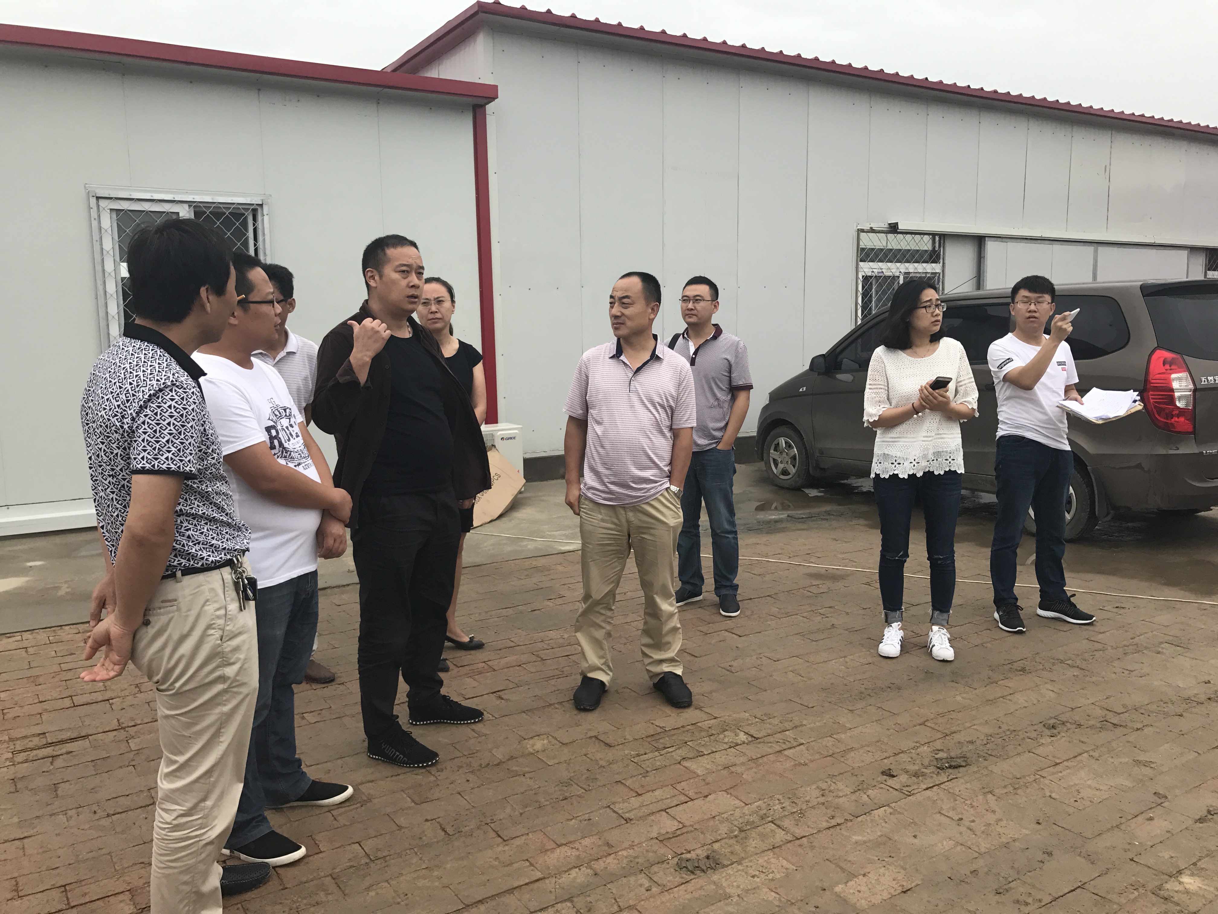 李偉強(qiáng)處長（中）聽取周總匯報(bào)并作指示.jpg
